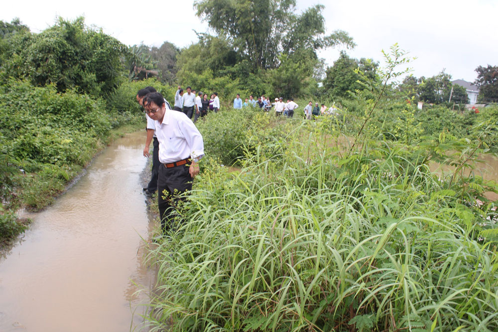 Nước cuốn sập cầu ở Biên Hòa, hàng trăm hộ dân bị cô lập 3