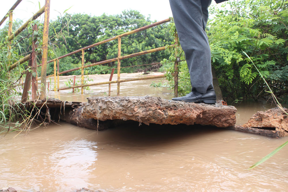 Nước cuốn sập cầu ở Biên Hòa, hàng trăm hộ dân bị cô lập 4