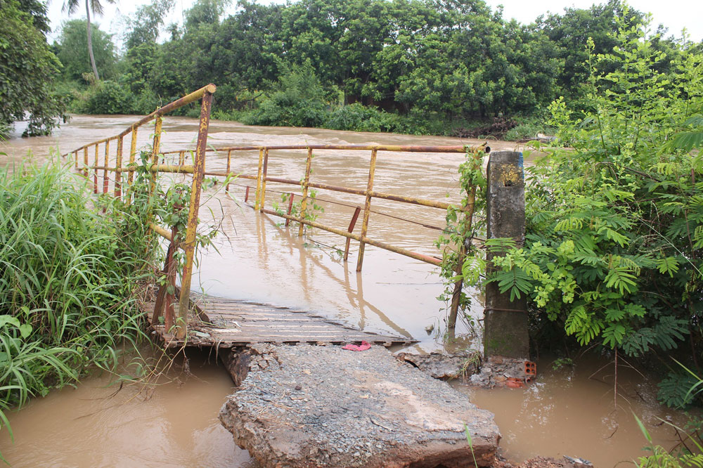 Nước cuốn sập cầu ở Biên Hòa, hàng trăm hộ dân bị cô lập 1
