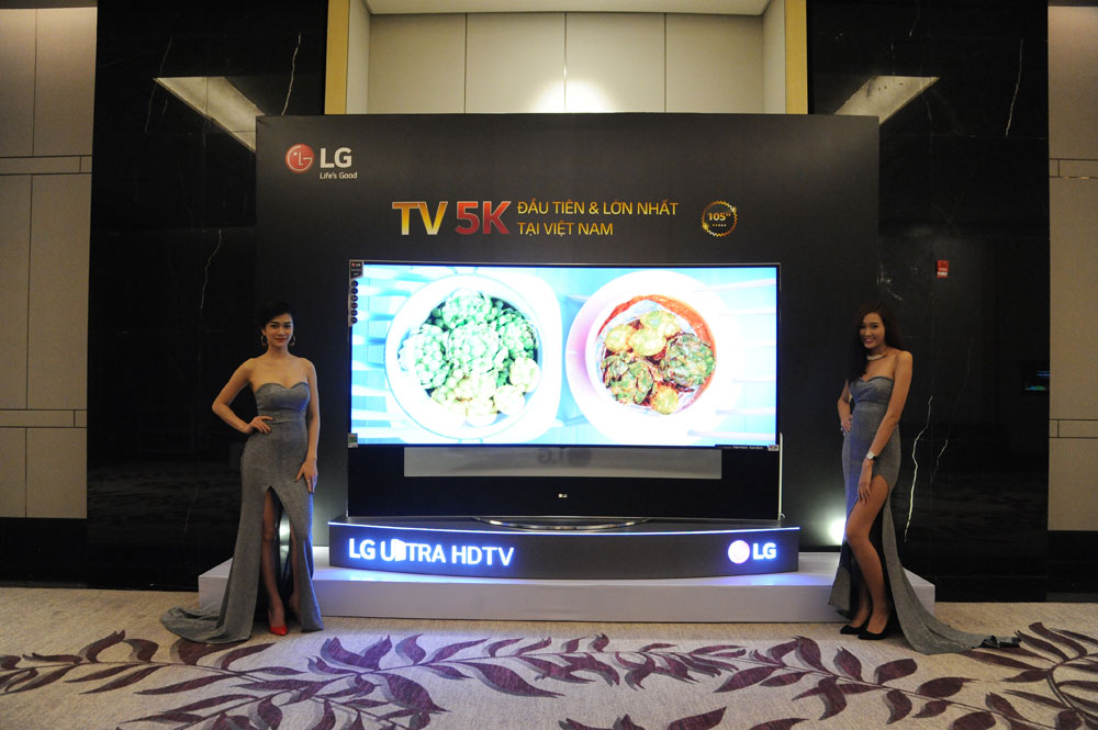 TV 5K của LG nhận kỷ lục TV cong lớn nhất tại Việt Nam 2