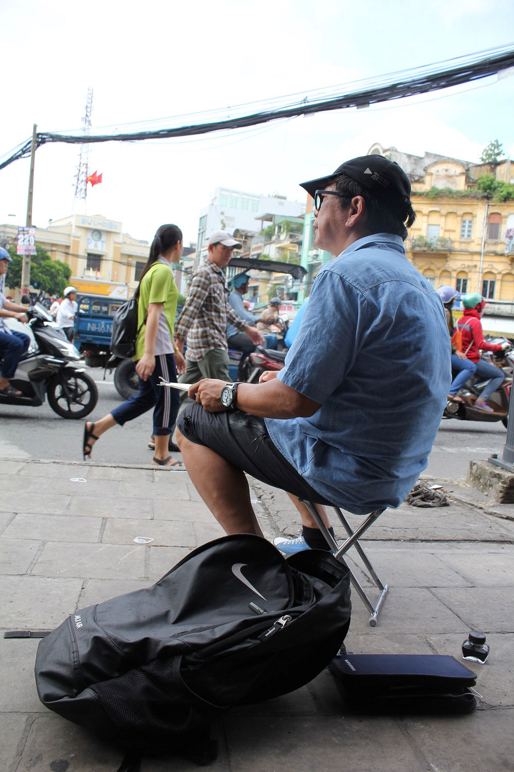 Người Việt 'ngẩn ngơ' nhìn người nước ngoài ký họa thành phố 2