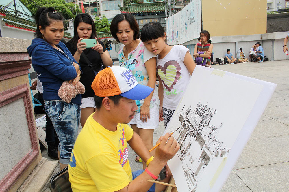 Người Việt 'ngẩn ngơ' nhìn người nước ngoài ký họa thành phố 7