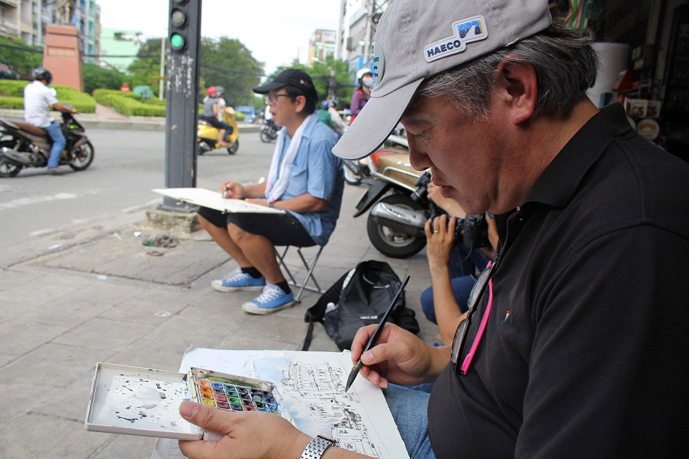 Người Việt 'ngẩn ngơ' nhìn người nước ngoài ký họa thành phố 1