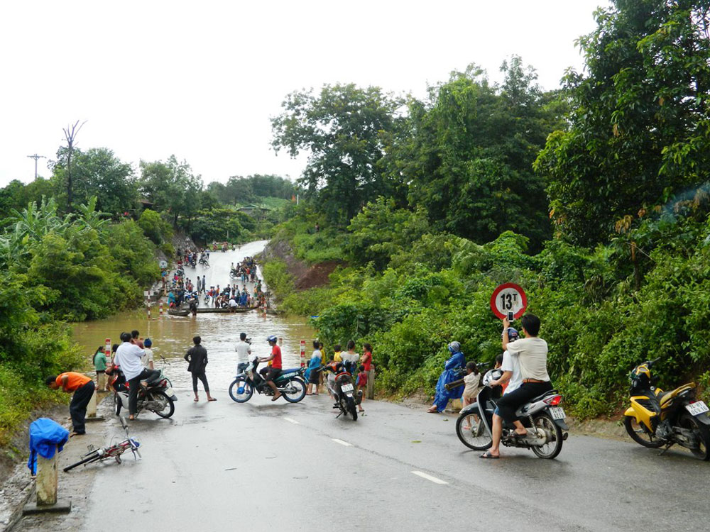 Mưa lớn làm chia cắt nhiều tuyến đường tại huyện vùng cao Hướng Hóa 1