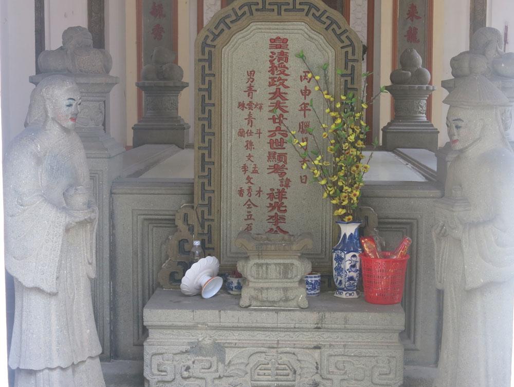 Độc đáo mộ cổ Sài Gòn: Tượng đá đứng hầu bên mộ Bá hộ Xường