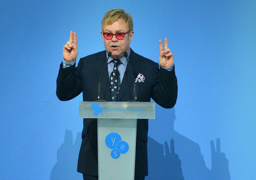 Danh ca Elton John bị chơi khăm
