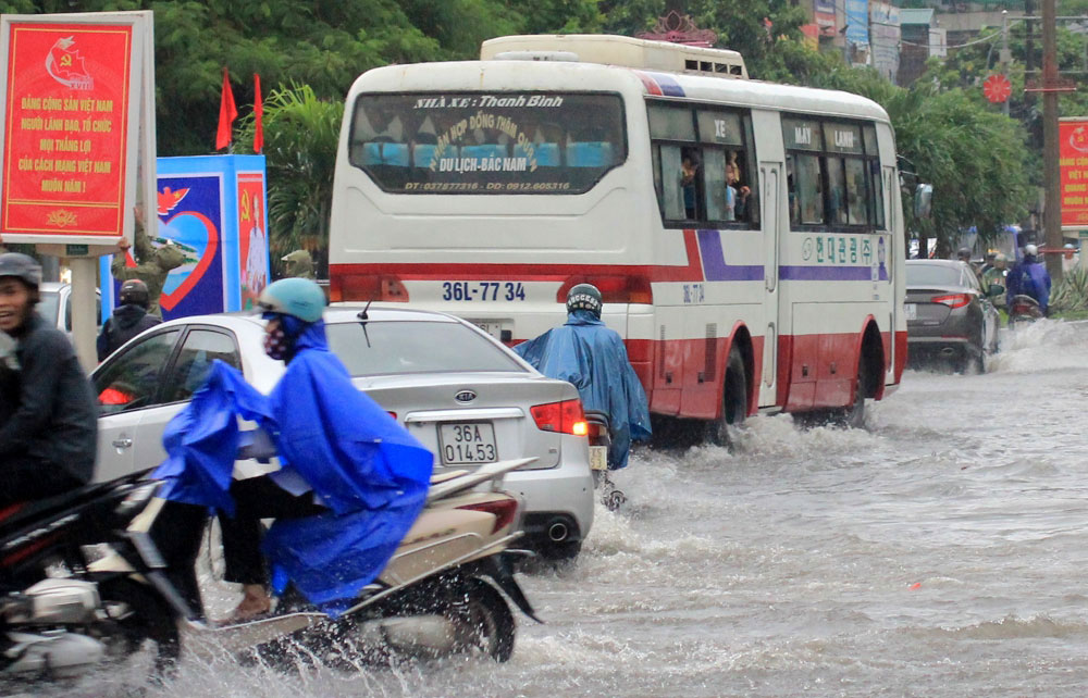 Mưa lớn, nhiều tuyến đường ở TP.Thanh Hoá thành “sông” 1