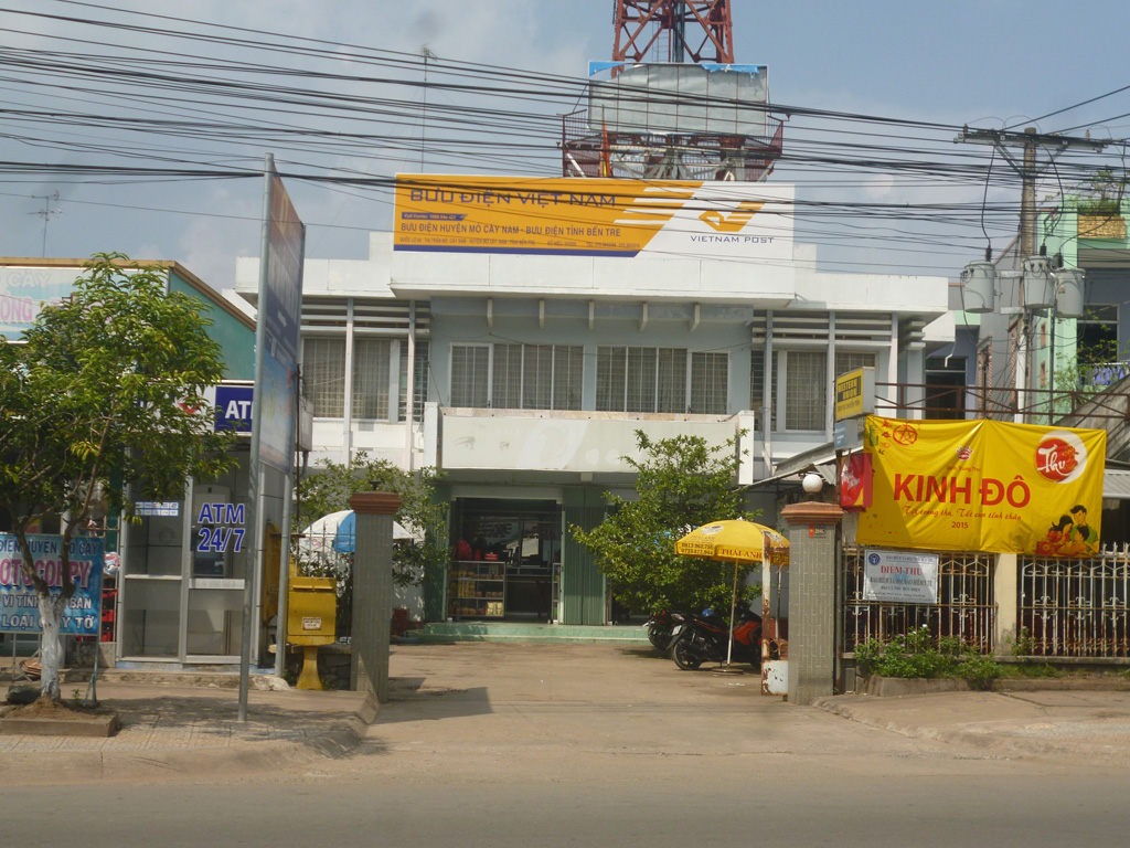 Bến Tre: Bảo vệ Bưu điện huyện Mỏ Cày Nam bị cổng sắt ngã đè chết
