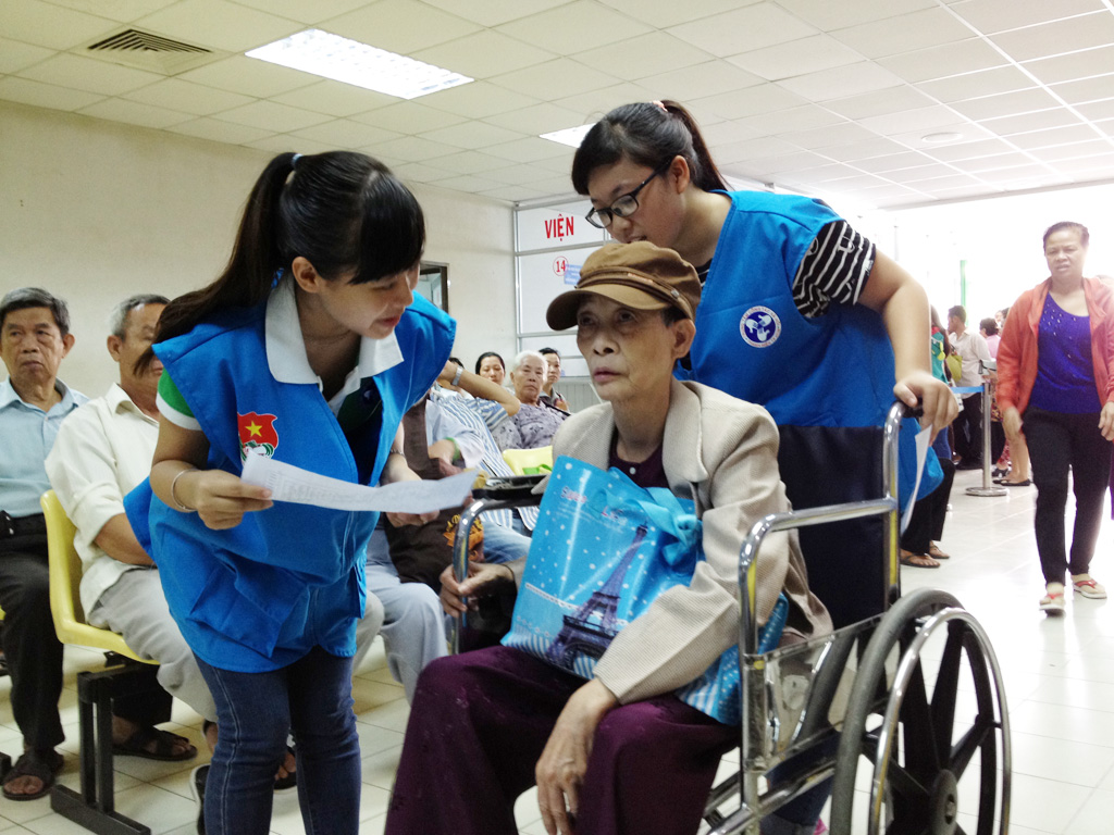 Ra mắt đội “Thanh niên tình nguyện hỗ trợ bệnh nhân” tại bệnh viện 2