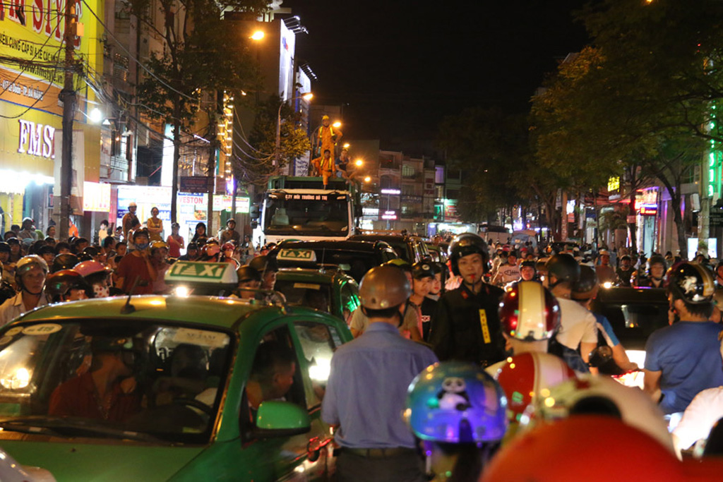 Các tuyến đường lớn tại Đà Năng bị tê liệt đêm rằm Trung thu 8