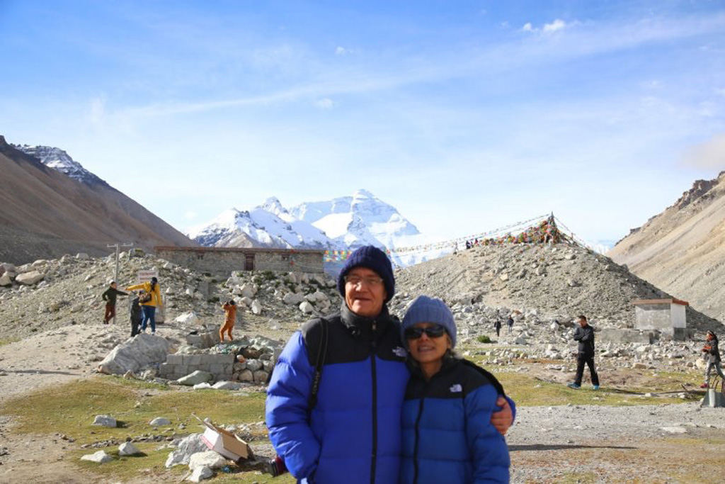 Đôi vợ chồng U.60 lái xe lên Everest 4