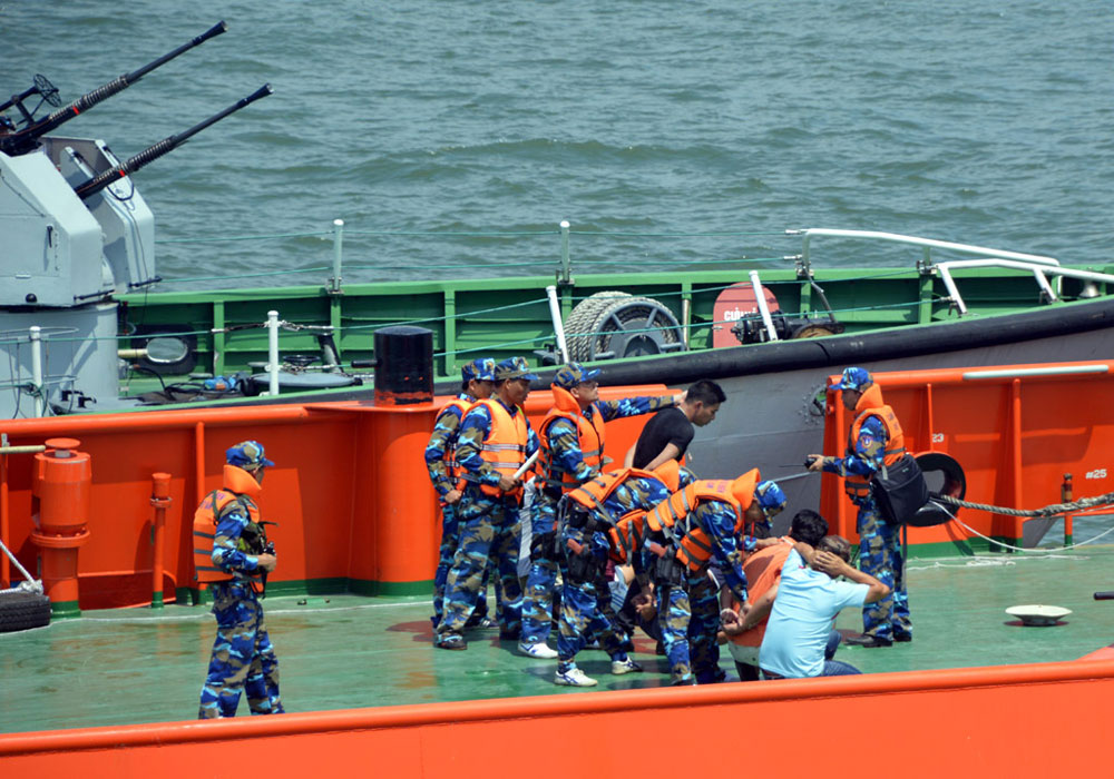 Cảnh sát biển diễn tập chống cướp có vũ trang 16