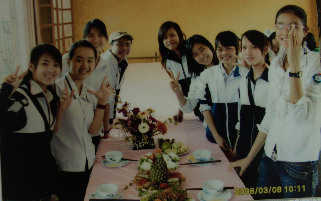 Cô giáo, hàng xóm khen ‘nức nở’ về Hoa hậu Phạm Hương 5