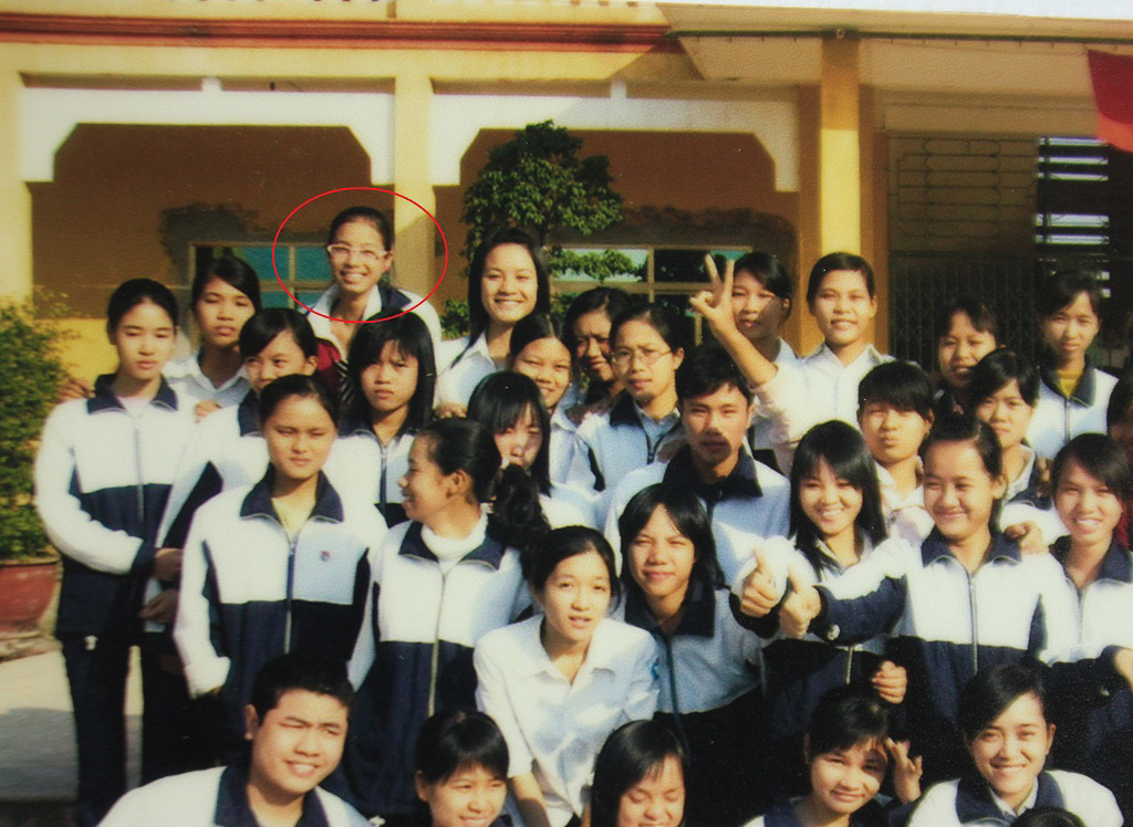 Cô giáo, hàng xóm khen ‘nức nở’ về Hoa hậu Phạm Hương 6