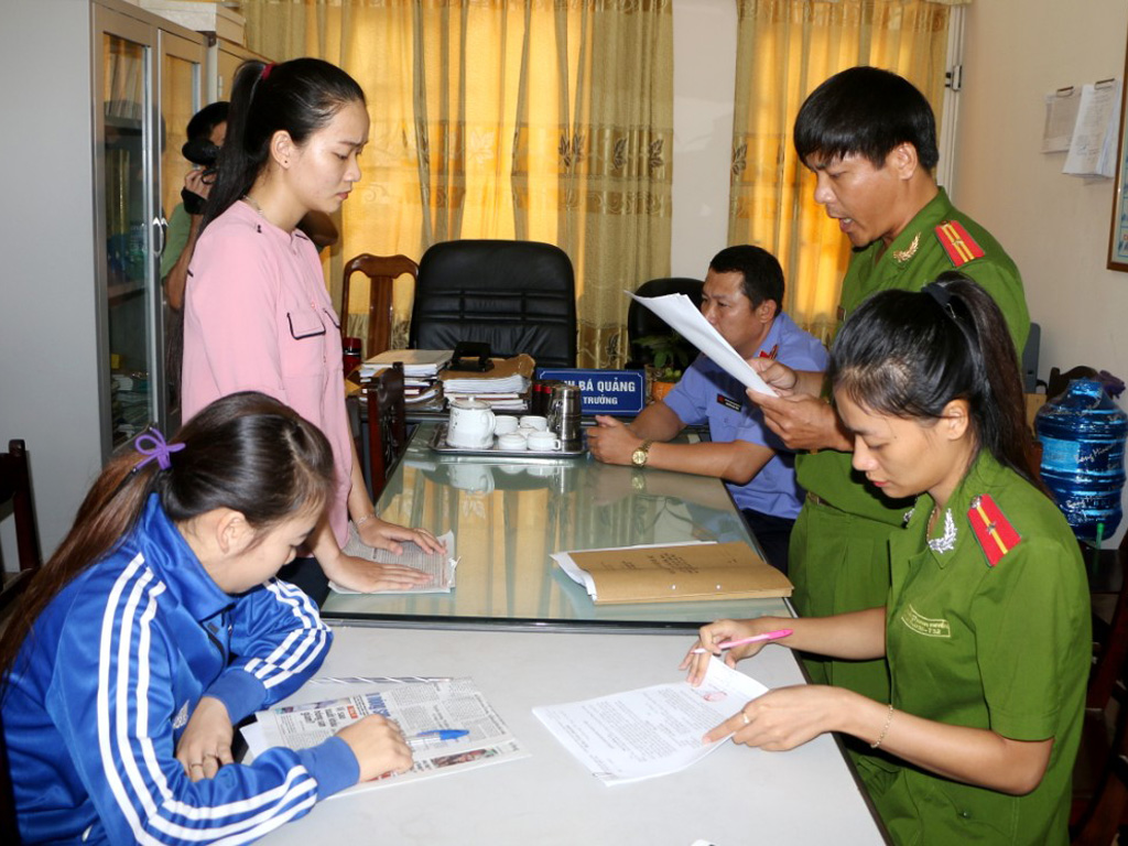 Khởi tố 2 bảo mẫu trói chân tay trẻ 15 tháng tuổi tại Quảng Bình 2