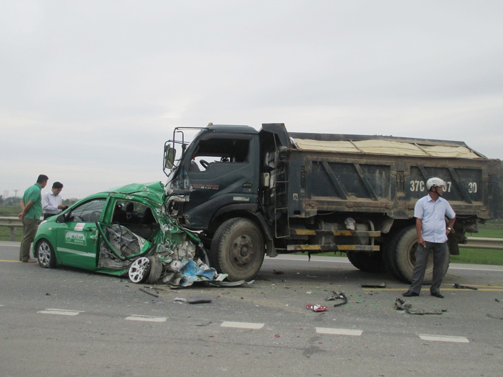 Tai nạn liên hoàn, xe taxi bị nát bét, 2 người bị thương 2
