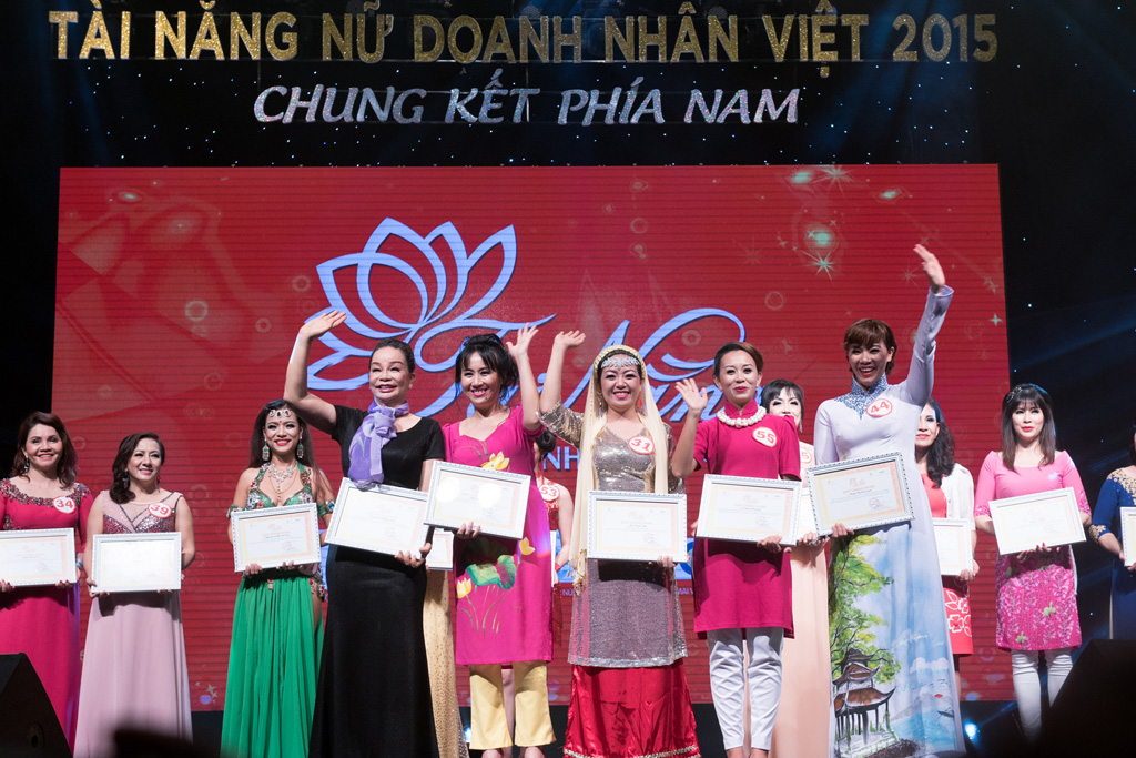 Mỹ Tâm khoe lưng trần hút mắt trong vòng chung kết Tài năng nữ doanh nhân Việt 7