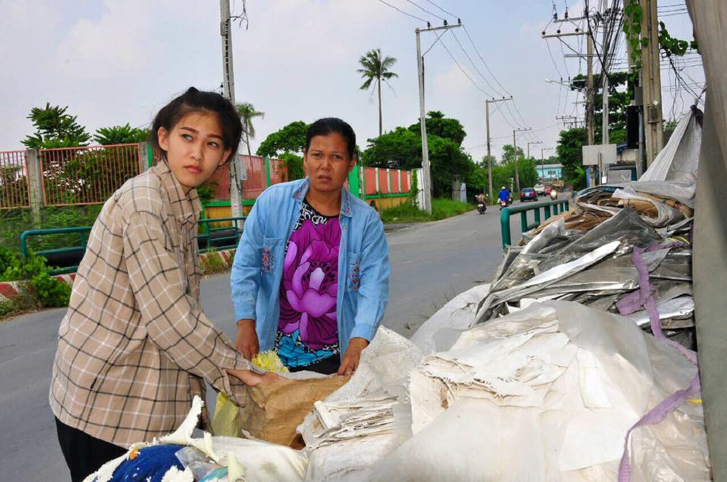 Hoa hậu Thái Lan quỳ gối trước người mẹ nhặt ve chai sau khi đăng quang 3