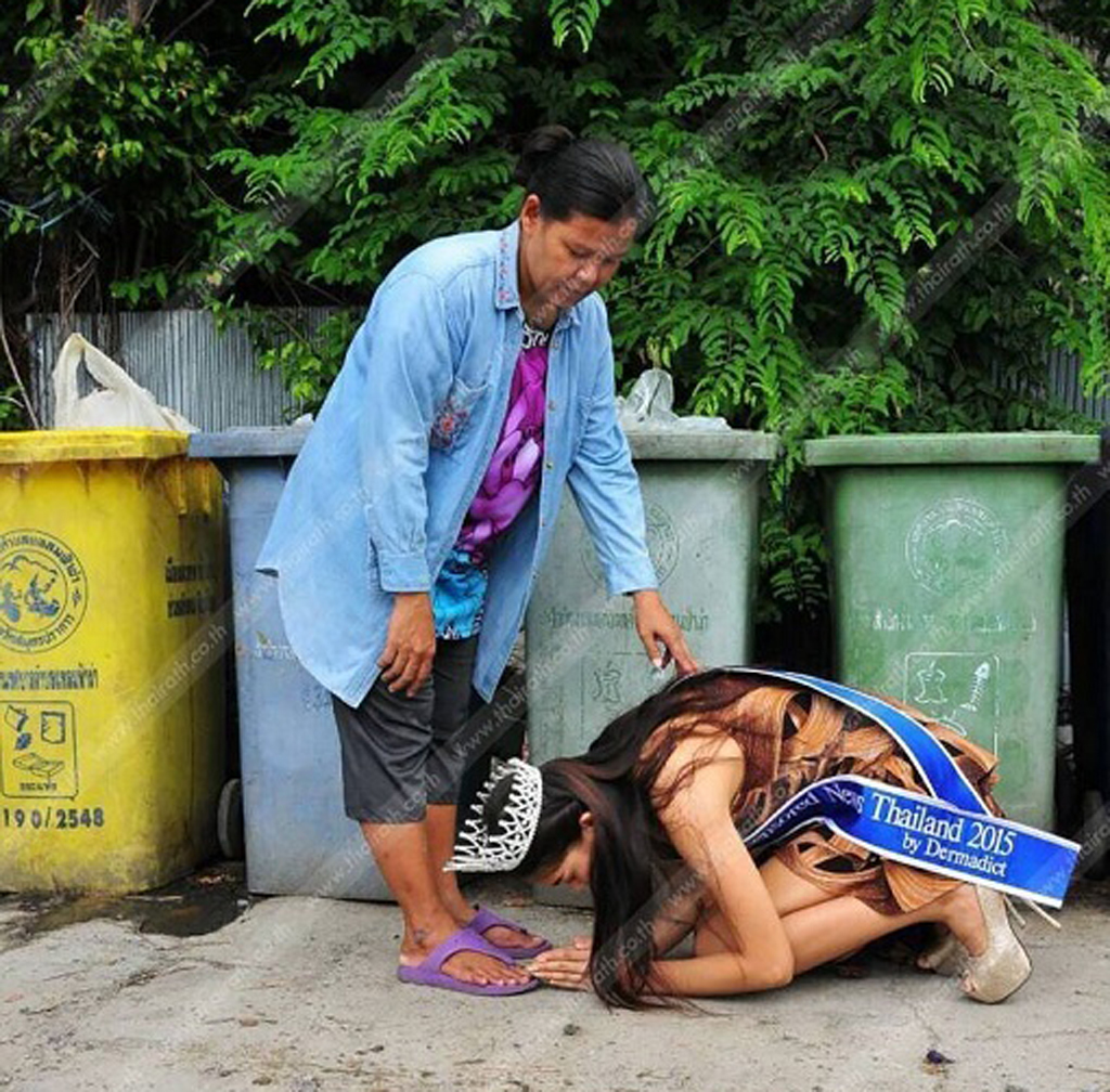 Hoa hậu Thái Lan quỳ gối trước người mẹ nhặt ve chai sau khi đăng quang 1
