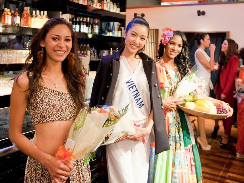 Thí sinh Miss International 2015 vỗ tay reo hò khi Thúy Vân hát ‘My Vietnam’ 3