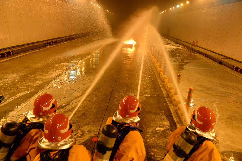Nhân viên trung tâm quản lý hầm sông Saigon có mặt kịp lúc hướng dẫn người dân thoát ra cửa hầm và tích cực sơ cứu những người bị nạn 5