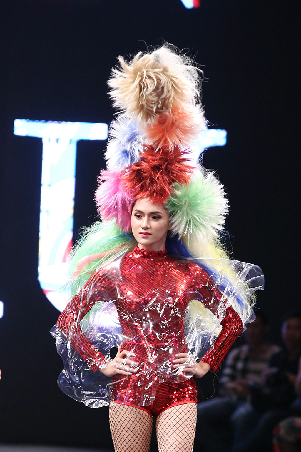 Hương Giang Idol tự tin catwalk với tóc bảy sắc cầu vòng 2