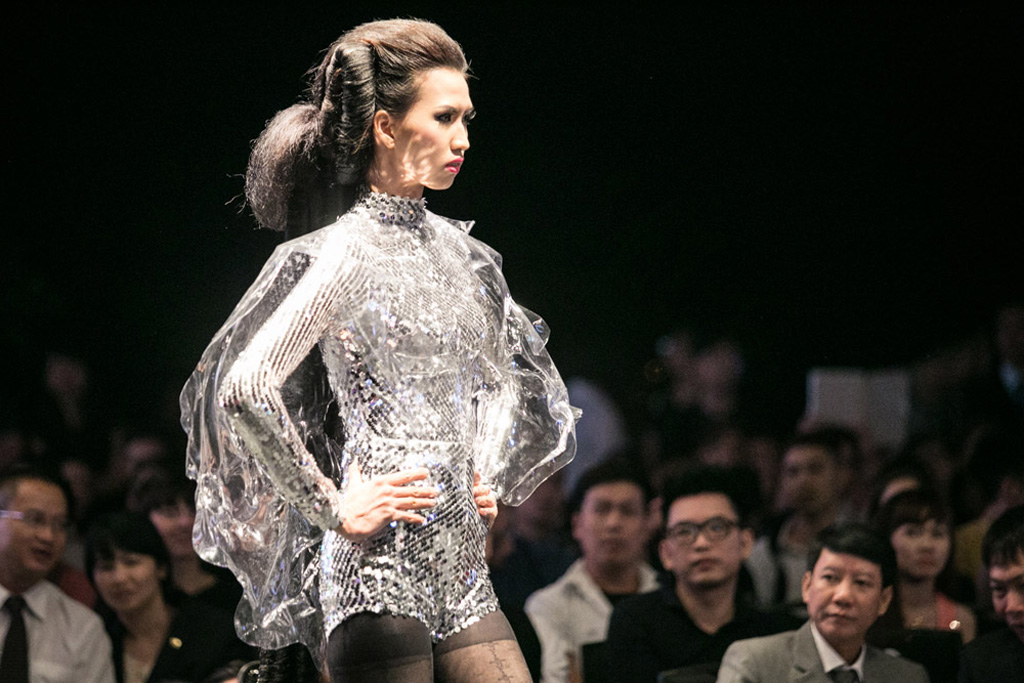 Hương Giang Idol tự tin catwalk với tóc bảy sắc cầu vòng 4