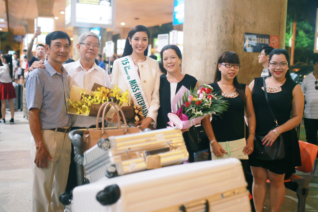 Á hậu 3 Miss International 2015 Thúy Vân ôm hôn cha mẹ khi trở về Việt Nam 2