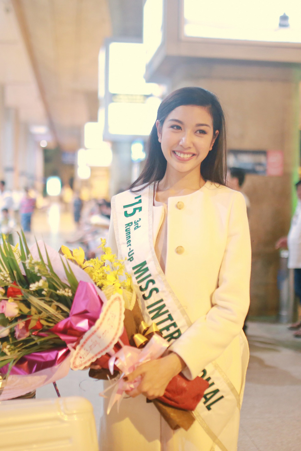 Á hậu 3 Miss International 2015 Thúy Vân ôm hôn cha mẹ khi trở về Việt Nam 3
