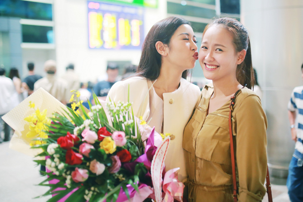 Á hậu 3 Miss International 2015 Thúy Vân ôm hôn cha mẹ khi trở về Việt Nam 5