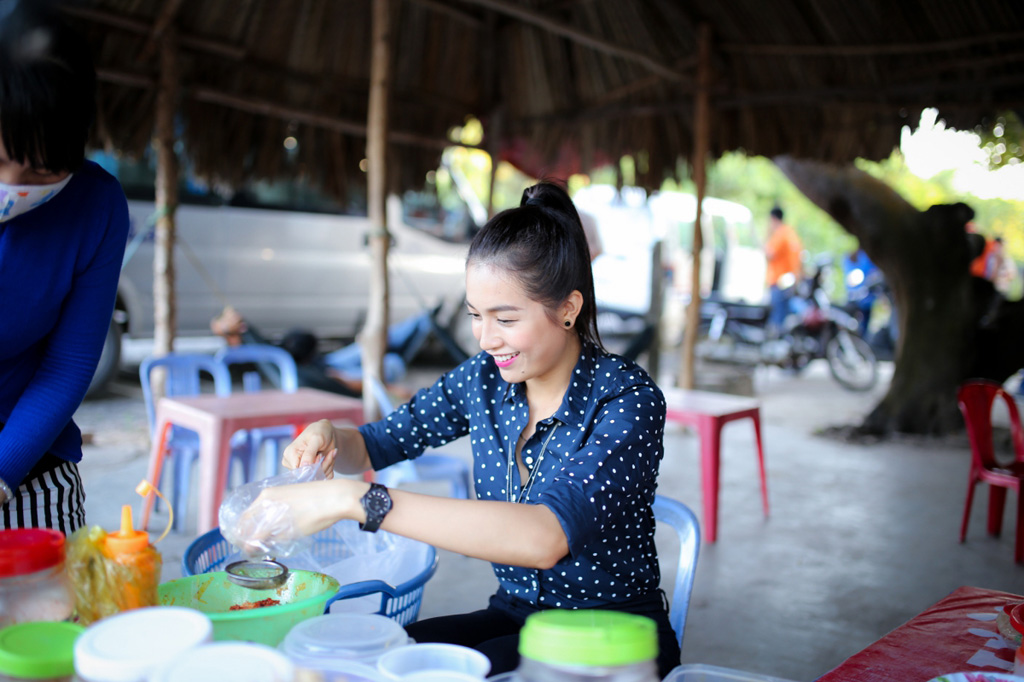 Á hậu Lệ Hằng bán bánh tráng trộn giúp gia đình thầy giáo nghèo 2