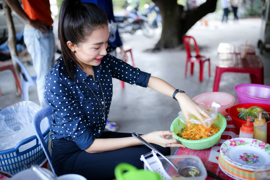 Á hậu Lệ Hằng bán bánh tráng trộn giúp gia đình thầy giáo nghèo 3