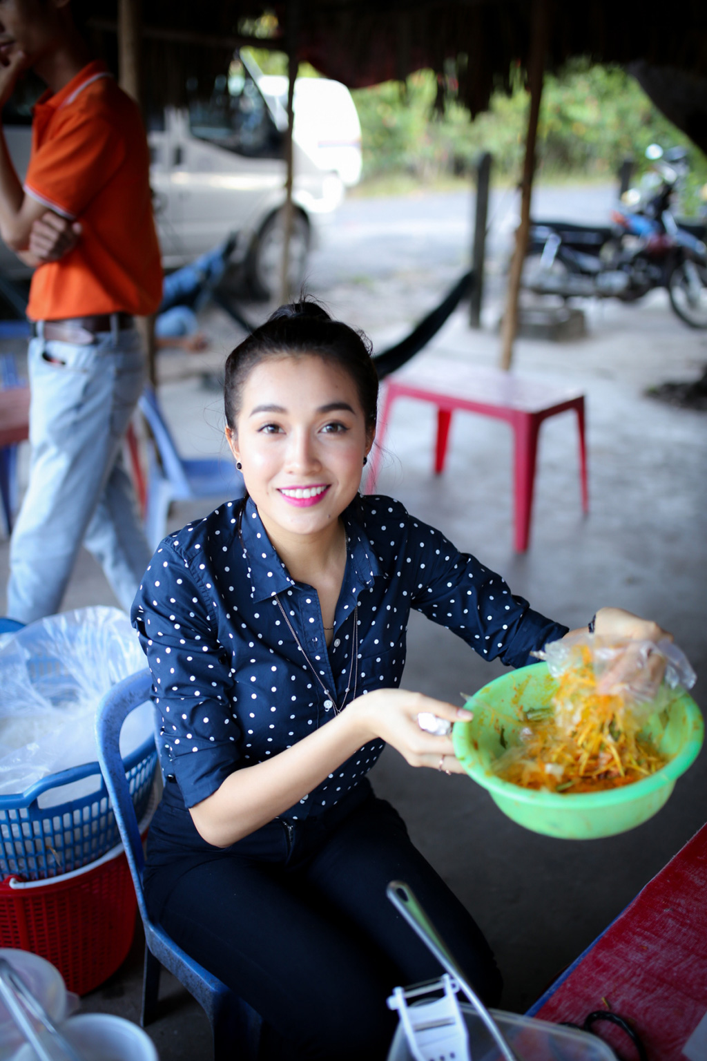 Á hậu Lệ Hằng bán bánh tráng trộn giúp gia đình thầy giáo nghèo 1