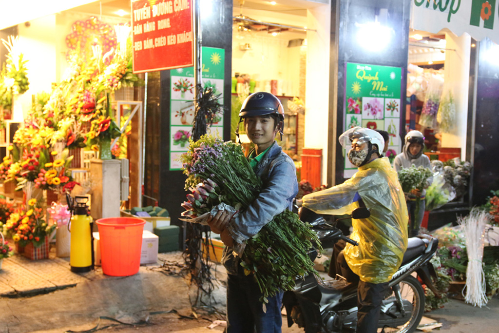 Sinh viên kinh doanh hoa ngày nhà giáo Việt Nam 3
