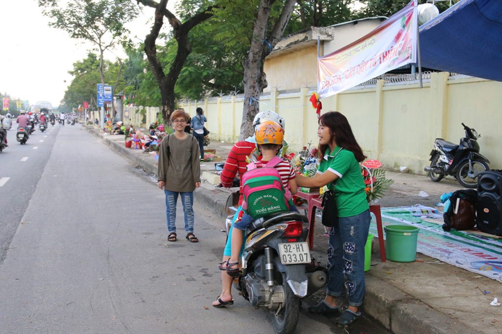 Sinh viên kinh doanh hoa ngày nhà giáo Việt Nam 5