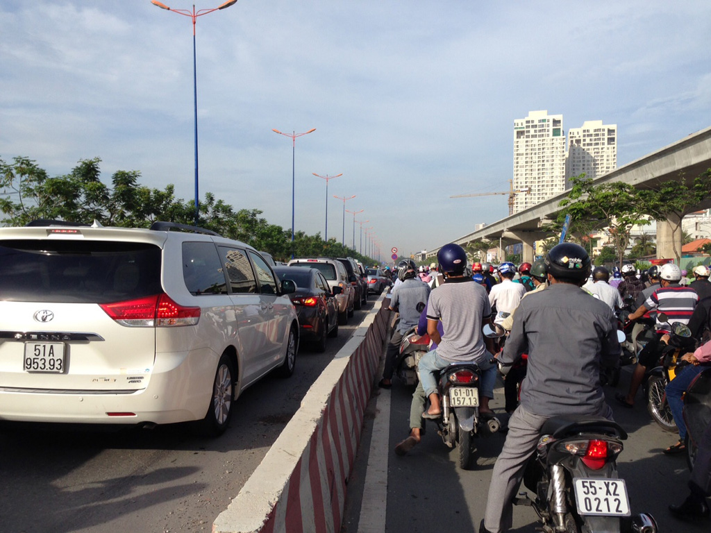 Hàng ngàn xe 'nhích từng chút' trên xa lộ Hà Nội  2