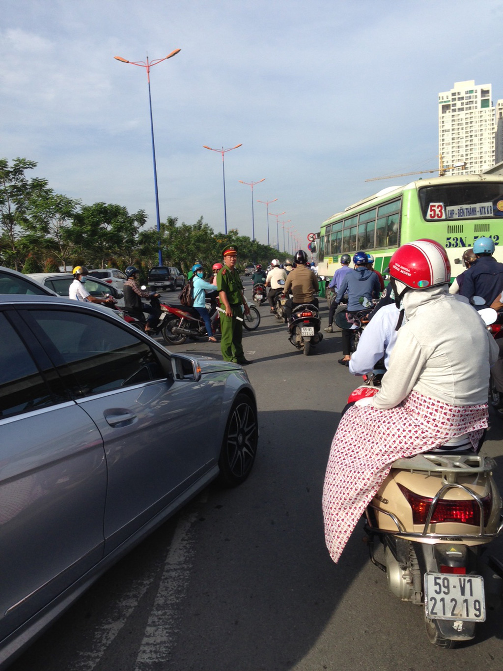 Hàng ngàn xe 'nhích từng chút' trên xa lộ Hà Nội 3