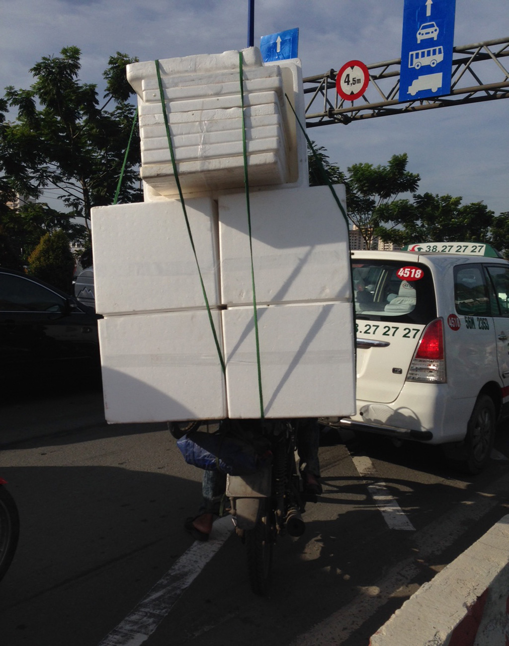 Hàng ngàn xe 'nhích từng chút' trên xa lộ Hà Nội 4