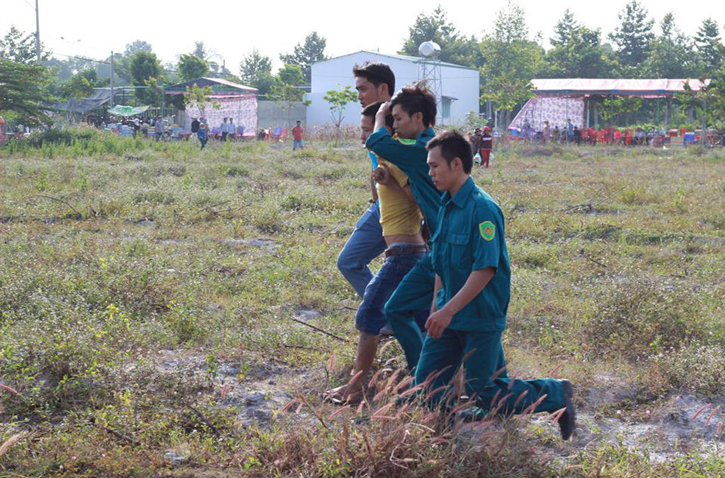 Bắt 2 nghi phạm móc túi tại phiên xử thảm sát ở Bình Phước 2
