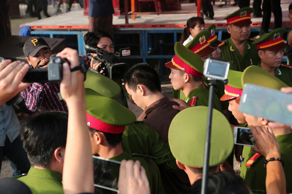 Hàng trăm phóng viên đưa tin phiên xử thảm sát ở Bình Phước 3
