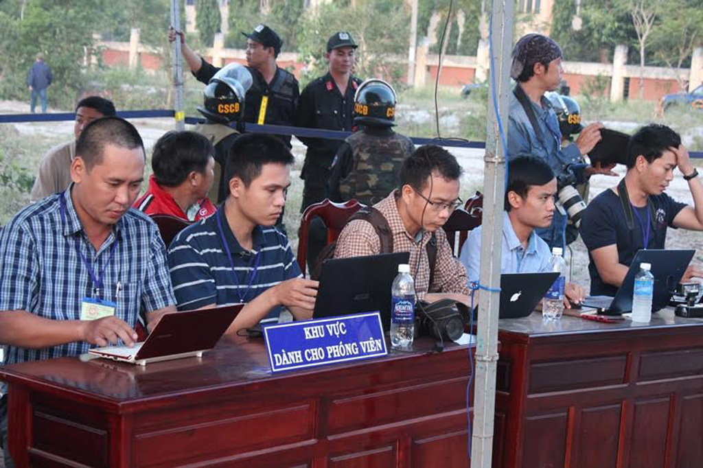 Hàng trăm phóng viên đưa tin phiên xử thảm sát ở Bình Phước 5