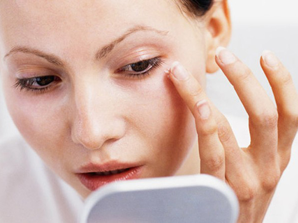 Mới tuổi 30 vùng mắt nhiều nếp nhăn có cách nào khắc phục không?