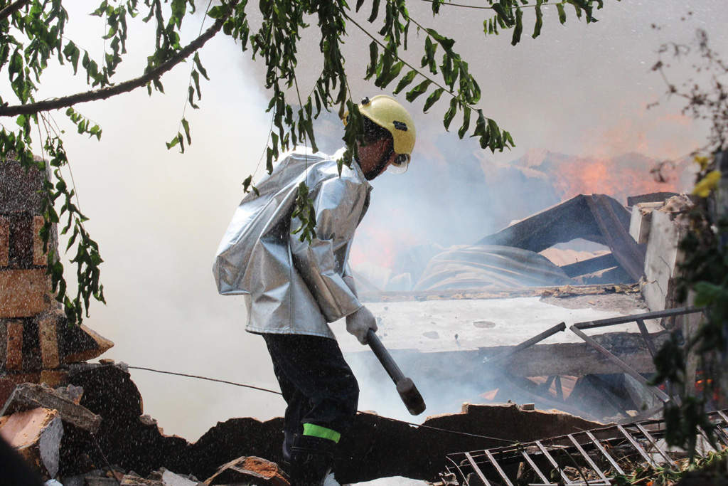Cháy công ty gỗ của Trung Quốc, người dân hoảng loạn 7