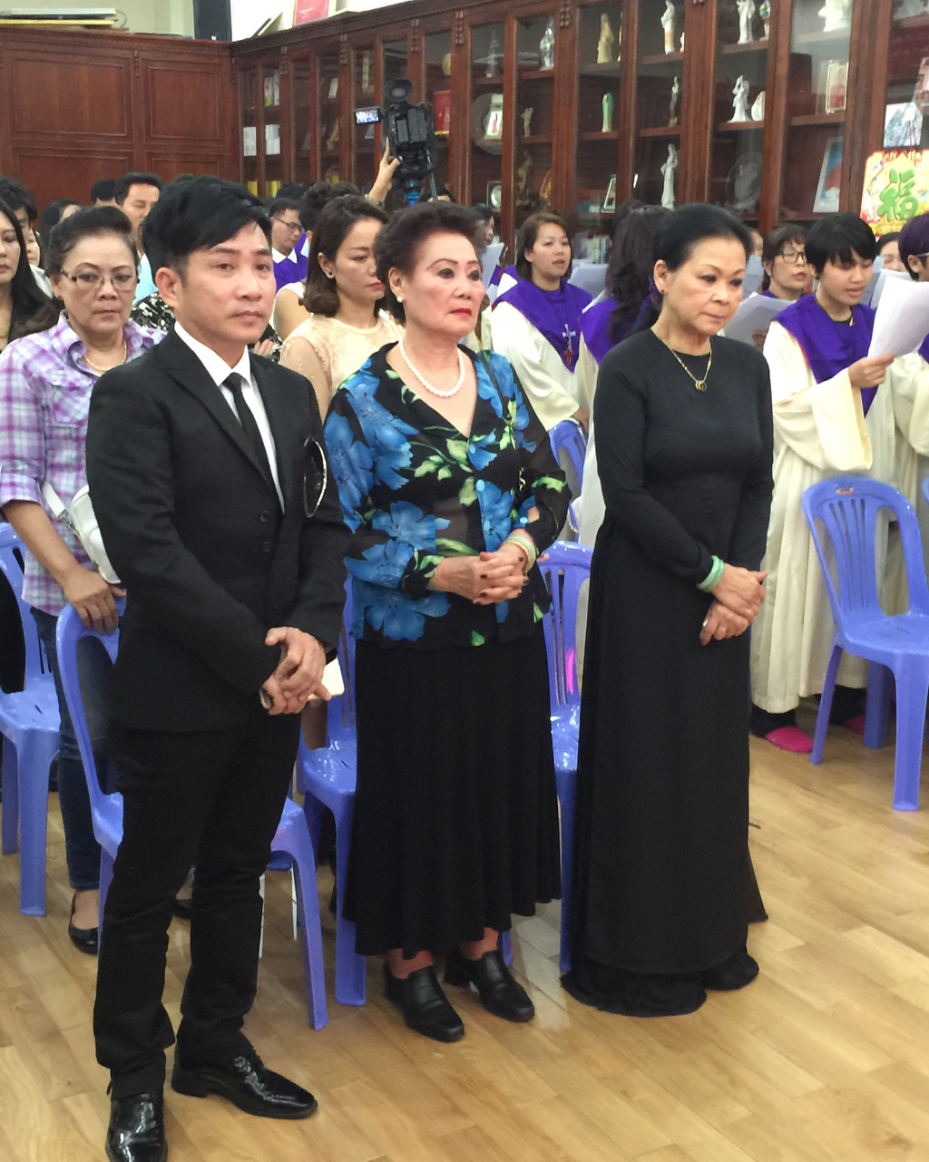 Ca sĩ Khánh Ly vào TP.HCM cầu nguyện cho chồng và làm việc thiện 1