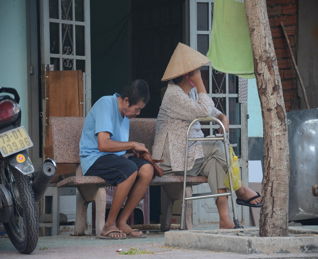 Ông lão bán vé số và cậu con trai gù 3