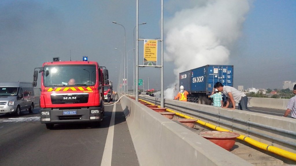Xe container bốc cháy trên đường cao tốc