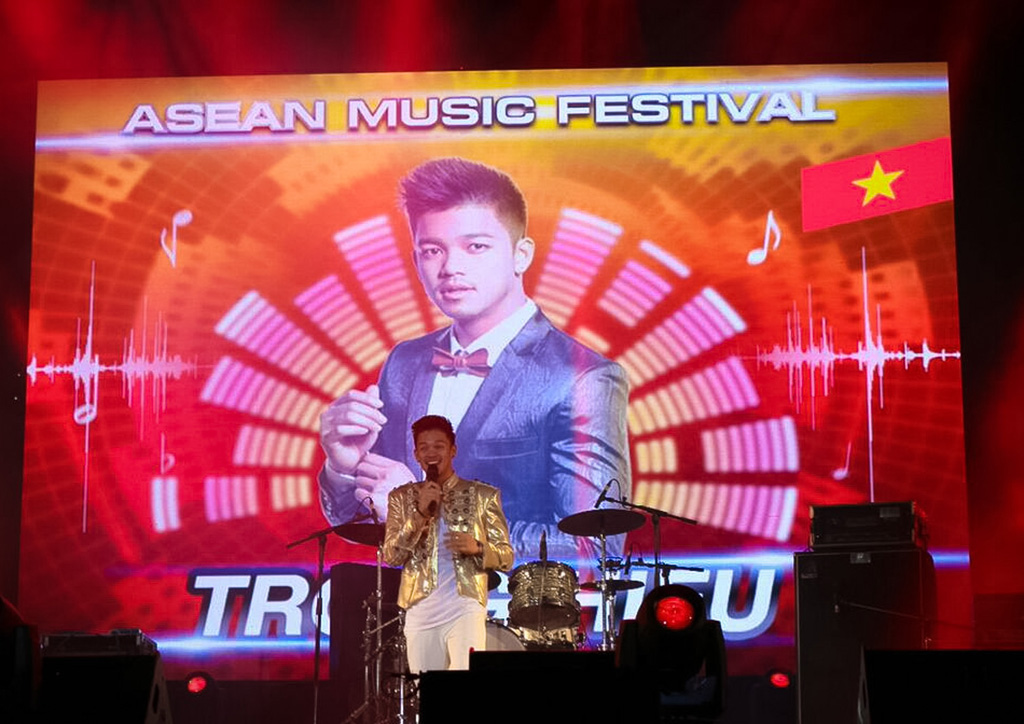 Trọng Hiếu khuấy động sân khấu Asean Music Festival tại Thái Lan 2