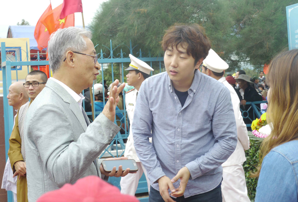 Giáo sư Hàn Quốc quỳ xin lỗi những linh hồn bị thảm sát 2