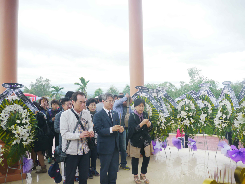 Giáo sư Hàn Quốc quỳ xin lỗi những linh hồn bị thảm sát 8
