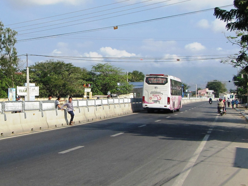 Đề nghị kiểm tra hiện trường các dải phân cách trên quốc lộ